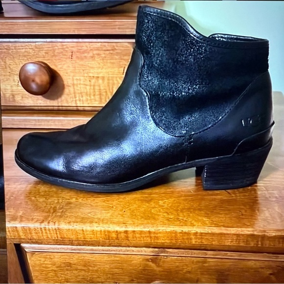 UGG woman’s Black Leather ankle boots size 9 suede - Picture 2 of 6